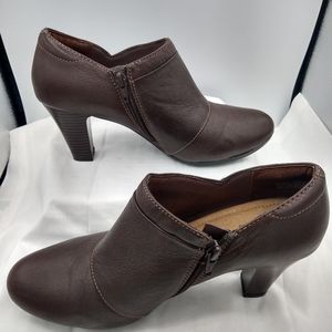 Clarks Bendables Wmns 10M Brown Leather 2Zip Closure 3" Heel SlipOn